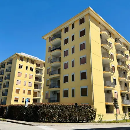 Bright 150 Meters From The - Beahost Apartment